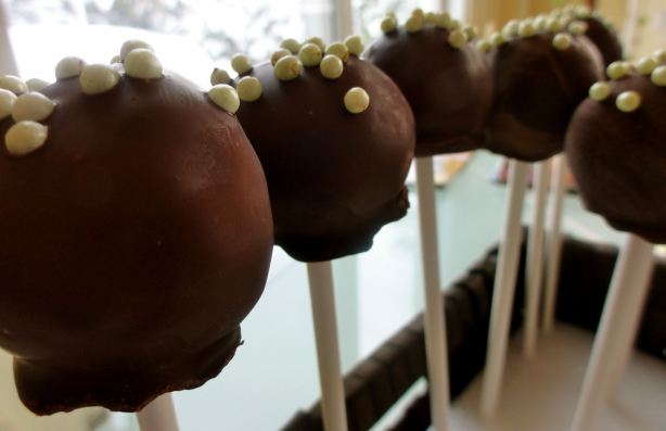 cake pops pictures. you dip the cake pops.